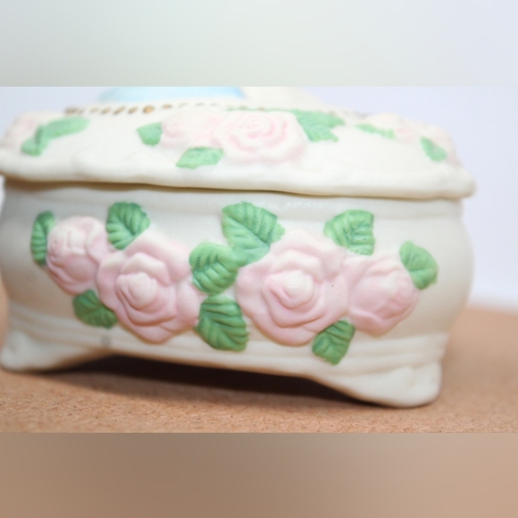 Vintage "Praying Hands" Hand-painted Porcelain jewelry box/ trinket box - Picture 4 of 11